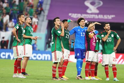 Héctor Moreno, Herrera, Hirving Lozano, Jesús Gallardo, Memo Ochoa, Guardado y Henry Martín, tras el partido contra Polonia.