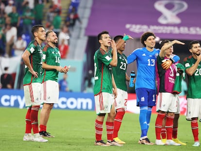 Héctor Moreno, Herrera, Hirving Lozano, Jesús Gallardo, Memo Ochoa, Guardado y Henry Martín, tras el partido contra Polonia.