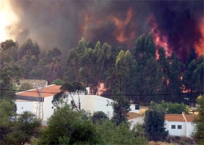 El centro de discapacitados de El Campillo, ayer, amenazado por el fuego.