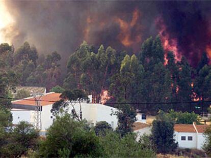 El centro de discapacitados de El Campillo, ayer, amenazado por el fuego.