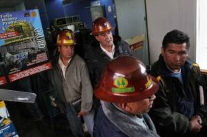 Representantes de la Federación Nacional de Cooperativas Mineras (Fencomin) salen de la sede del ministerio de Minería, este miércoles 2 de abril de 2014, en La Paz (Bolivia). Los mineros suspendieron sus movilizaciones a finales de la pasada semana a la espera de reunirse con Morales, que ha anunciado que los recibirá este jueves.