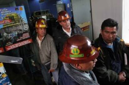 Representantes de la Federación Nacional de Cooperativas Mineras (Fencomin) salen de la sede del ministerio de Minería,  este miércoles 2 de abril de 2014, en La Paz (Bolivia). Los mineros suspendieron sus movilizaciones a finales de la pasada semana a la espera de reunirse con Morales, que ha anunciado que los recibirá este jueves.