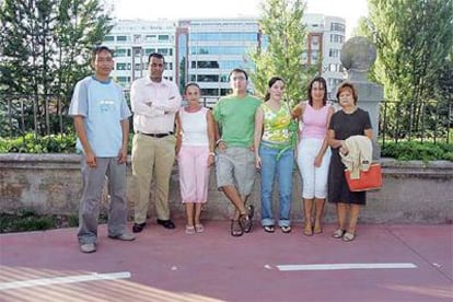 De izquierda a derecha, familiares de Ethmane Ould, Benjamín Santamaría, Manuel Rey, Rodrigo Pérez y Benjamín Tejido, en el carril bus que construían antes de la tragedia.