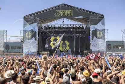 La Clandestine Sound no es, en realidad, una fiesta clandestina del Arenal Sound. Lo único secreto de ese momento es el 'line up', que no es poco, cierto. El espectáculo se hace de día en el escenario que más cerca quede de la playa del recinto de Burriana y da aun más público a un festival que ya ostenta el título del más visitado. 250.000 espectadores el pasado año, y solo era la quinta edición.