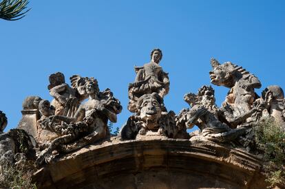 Imagen de los monstruos del parapeto en Villa Palagonia en Sicilia.