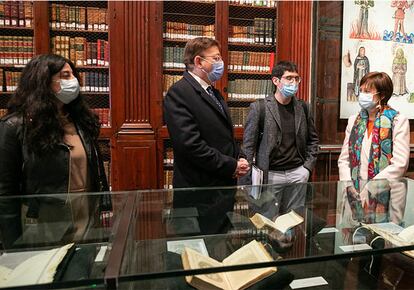 Ester Alba, a la izquierda, junto al presidente valenciano, Ximo Puig, y la rectora Mavi Mestre, en una de imagen de la Universitat de València.