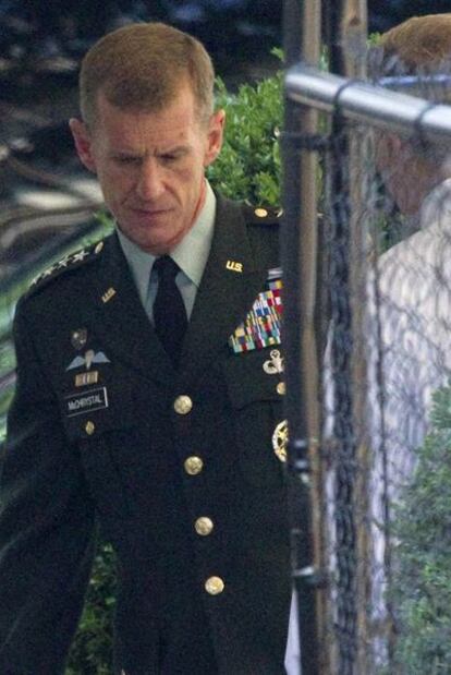 El general McChrystal, a su llegada, ayer, a la Casa Blanca antes de ser destituido.