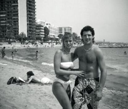 Marisa con su primer marido, Bruno Merico en Marbella en verano de 1987.