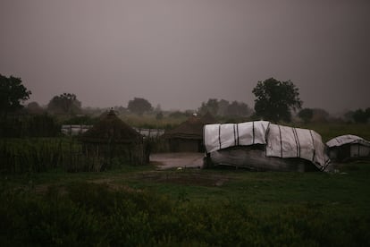 Desde 2020, el periodo de lluvias en Sudán del Sur es más intenso. En la imagen, casas de la aldea de Kolynang mientras una tormenta se aproxima.