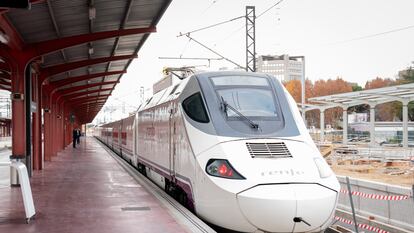 Recorrido inaugural entre Madrid y Oviedo del tren de alta velocidad.