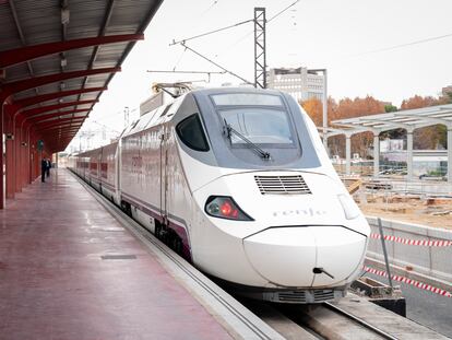 Recorrido inaugural entre Madrid y Oviedo del tren de alta velocidad.
