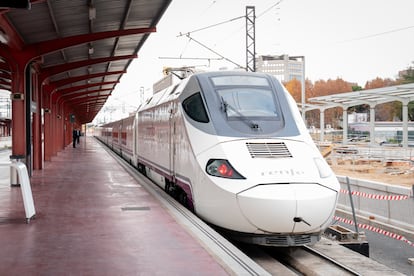 Un tren Ave en la estación de Chamartín (Madrid).