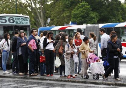 Ciudadanos de Buenos Aires esperan el autobús durante la huelga del transporte del 1 de marzo.