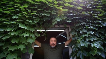 O artista chinês Ai Weiwei, na porta de seu estúdio em Pequim.