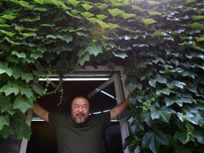 O artista chinês Ai Weiwei, na porta de seu estúdio em Pequim.