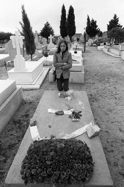 La periodista italiana Oriana Falacci, recientemente fallecida, rinde homenaje a los últimos fusilados del régimen de Franco en el cementerio de Hoyo de Manzanares. La foto fue tomada en junio de 1977 durante una visita de la reportera a Madrid.