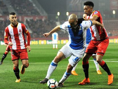 Amrabat y Mojica pugnan por un bal&oacute;n.