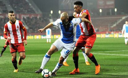Amrabat y Mojica pugnan por un balón.