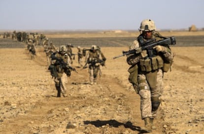 Soldados estaounidenses inspeccionan una zona en la provincia de Helmand.