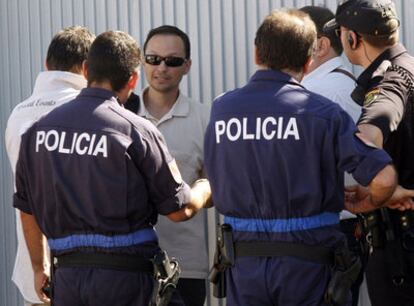 José Bretón (de frente, con gafas de sol), padre de los dos menores desaparecidos en Córdoba.