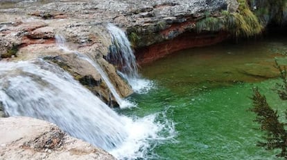 La cascada omplint el toll del Vidre.