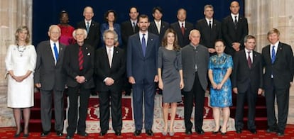 Don Felipe y Doña Letizia, junto a los presidentes de los jurados y los galardonados en la trigésima edición de los Premios Príncipes de Asturias