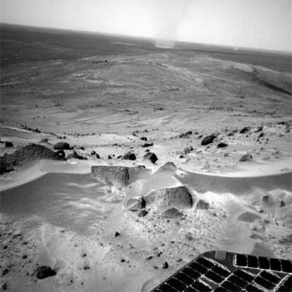 El robot <i>Spirit</i> mira hacia atrás, hacia una zona del cráter Gusev en la que se observa un torbellino de polvo.
/ NASA