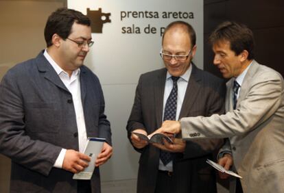 El director del centro de la UNED en Bergara, Juan José Álvarez (a la derecha), presentó los cursos de verano junto a su director, Amador Fernández (izquierda), y Mikel Irizar, representante de Kutxa.