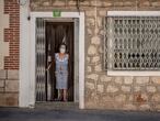 Concha Velasco, vecina de Tielmes, este miércoles en la puerta de su vivienda.