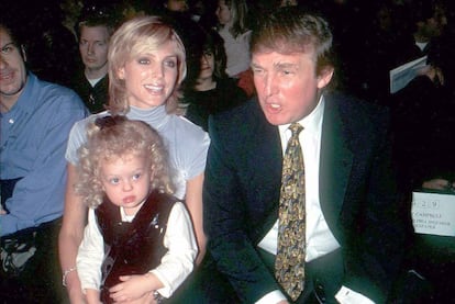 Donald Trump con su exesposa Marla Maples y su hija Tiffany, tomada en Noviembre de 1995.