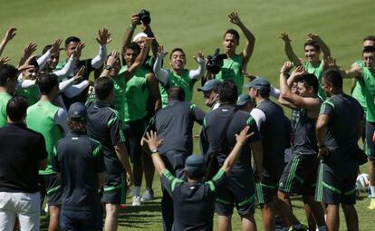 Jugadores de la selecci&oacute;n de M&eacute;xico durante un entrenamiento el s&aacute;bado en Fortaleza (Brasil).