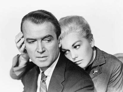 James Stewart y Kim Novak, en el papel de Madeleine, en una imagen promocional de 'Vertigo' (1958), de Alfred Hitchcock.