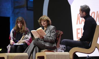 La poeta rumana Ana Blandiana (centro), premio Princesa de Asturias de las Letras 2024, participaba el lunes, 21 de octubre, en un encuentro con estudiantes en la Fábrica de Armas de La Vega.