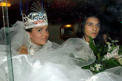 Farruquito, con su esposa, Rocío Alcántara, en el coche a la salida de la iglesia del Cristo de los Gitanos, ayer en Sevilla.