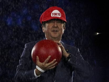 Shinzo Abe como Super Mario, na cerim&ocirc;nia de encerramento da Rio 2016.