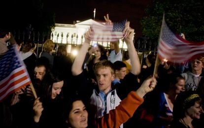 Cientos de personas se reúnen ante la Casa Blanca para celebrar la muerte de Osama Bin Laden.