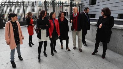 Diputados socialistas del sector crítico. De izquierda a derecha, Rocío de Frutos (Ourense), Susana Sumelzo (Zaragoza), Luz Seijo (Palencia), Margarita Robles (Madrid), Sofía Hernanz (Baleares), Odón Elorza (Gipuzkoa), José Luis Ábalos (Valencia) y Adriana Lastra (Asturias).