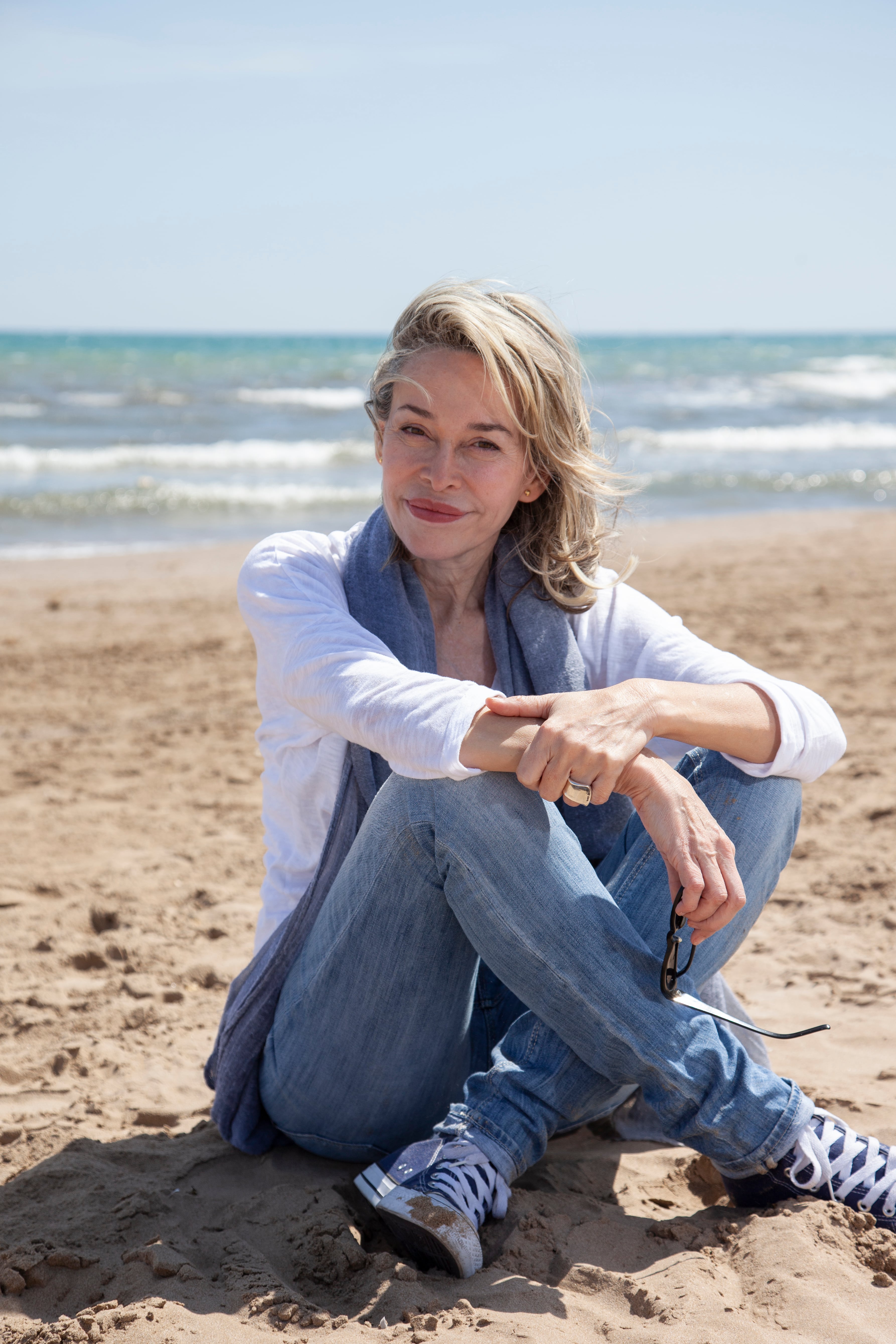 La escritora Susana Fortes en la playa del barrio de Malvarrosa (Valencia), en una foto cedida por la autora.