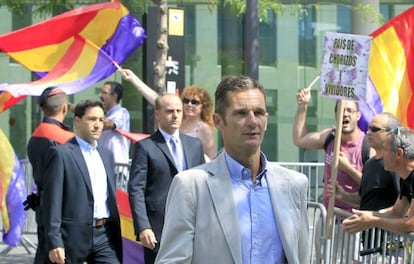 Royal son-in-law I&ntilde;aki Urdangarin leaves a Barcelona court on Tuesday after a hearing on a private suit.