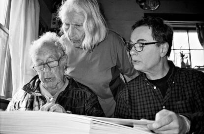 Frank, June Leaf and Gerhard Steidl comprobando una prueba de 'The Lines of My Hand', Mabou, 2016. 