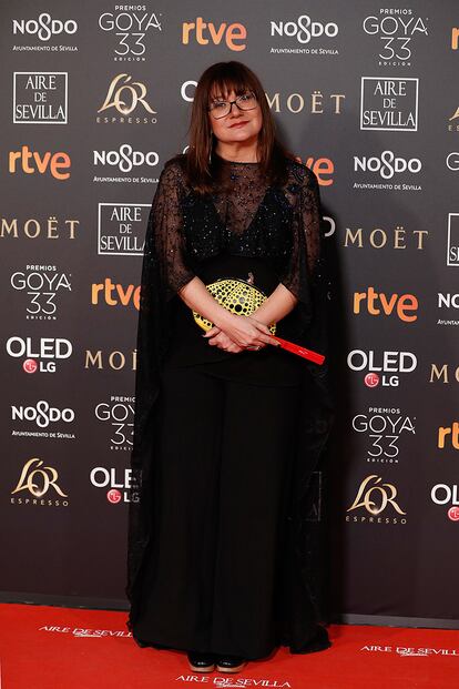 La directora Isabel Coixet también posó con el abanico contra la violencia machista. Lleva vestido de Tadashi Shoji, clutch exclusivo de Yayoi Kusama y zapatos de Chloé. Ha entregado el Goya a mejor dirección.