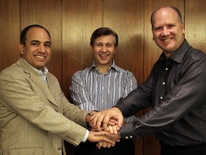 Gustavo García, de BuyVIP, flanqueado por Alex Ceballos (izquierda) y Greg Greely, de Amazon.