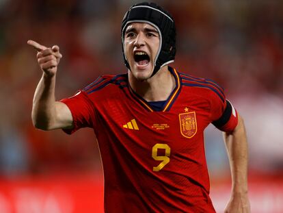 Gavi celebra su gol, el primero de España.