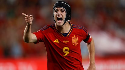 Gavi celebra su gol, el primero de España.