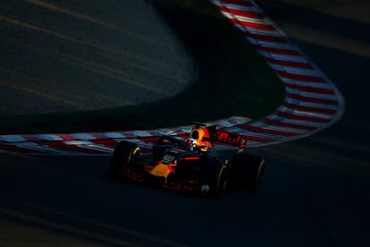 El australiano Daniel Ricciardo de la escudería Red Bull Racing Red Bull-TAG Heuer conduce el RB13 TAG Heuer durante los entrenamientos de Fórmula 1 en el circuito de Cataluña en Montmeló (Barcelona).