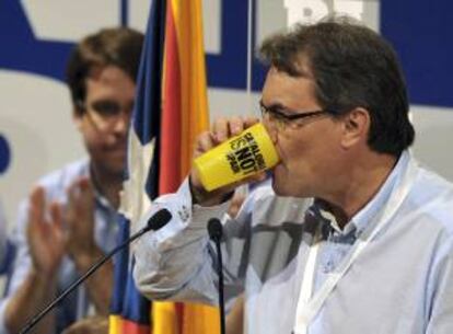 El presidente de la Generalitat y secretario general de CDC, Artur Mas, bebe durante su intervención en el congreso de las juventudes de su partido.