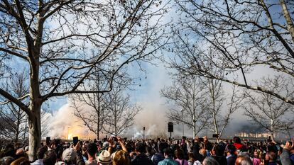 Centenares de personas presencian la 'mascletà' en Madrid Río.