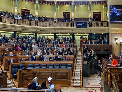 La ministra de Sanidad, Mónica García, durante su intervención en el pleno del Congreso de este jueves.