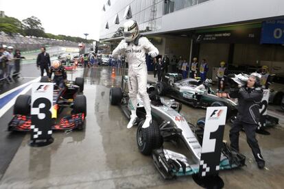 El piloto de Mercedes, Hamilton, celebra el triunfo en el Gran Premio de Fórmula Uno de Brasil.