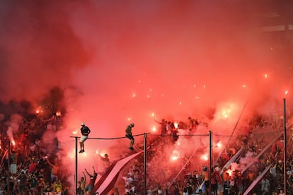 Hinchas de Lanús en el juego entre Lanús y Cruzeiro, el 30 de octubre de 2024 en Lanús, Argentina